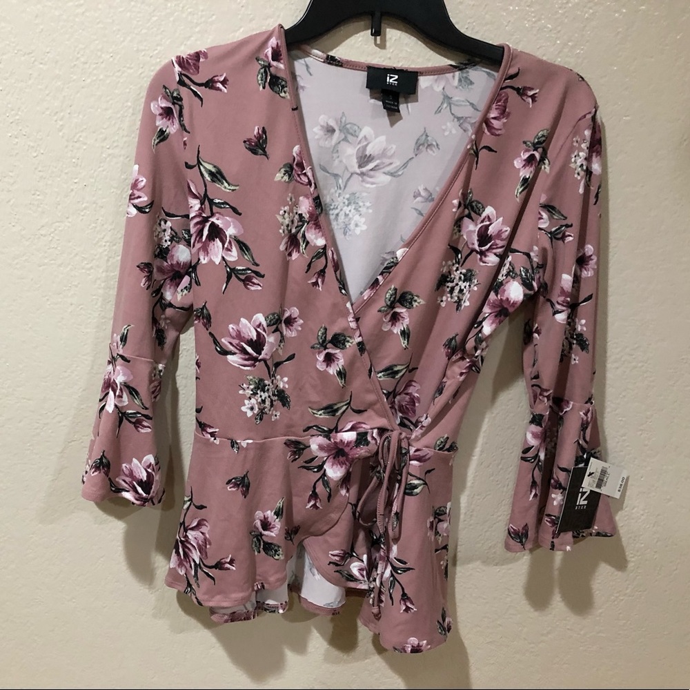 IZ Buyer Dusty pink, women’s floral top in size small (brand new with tag)